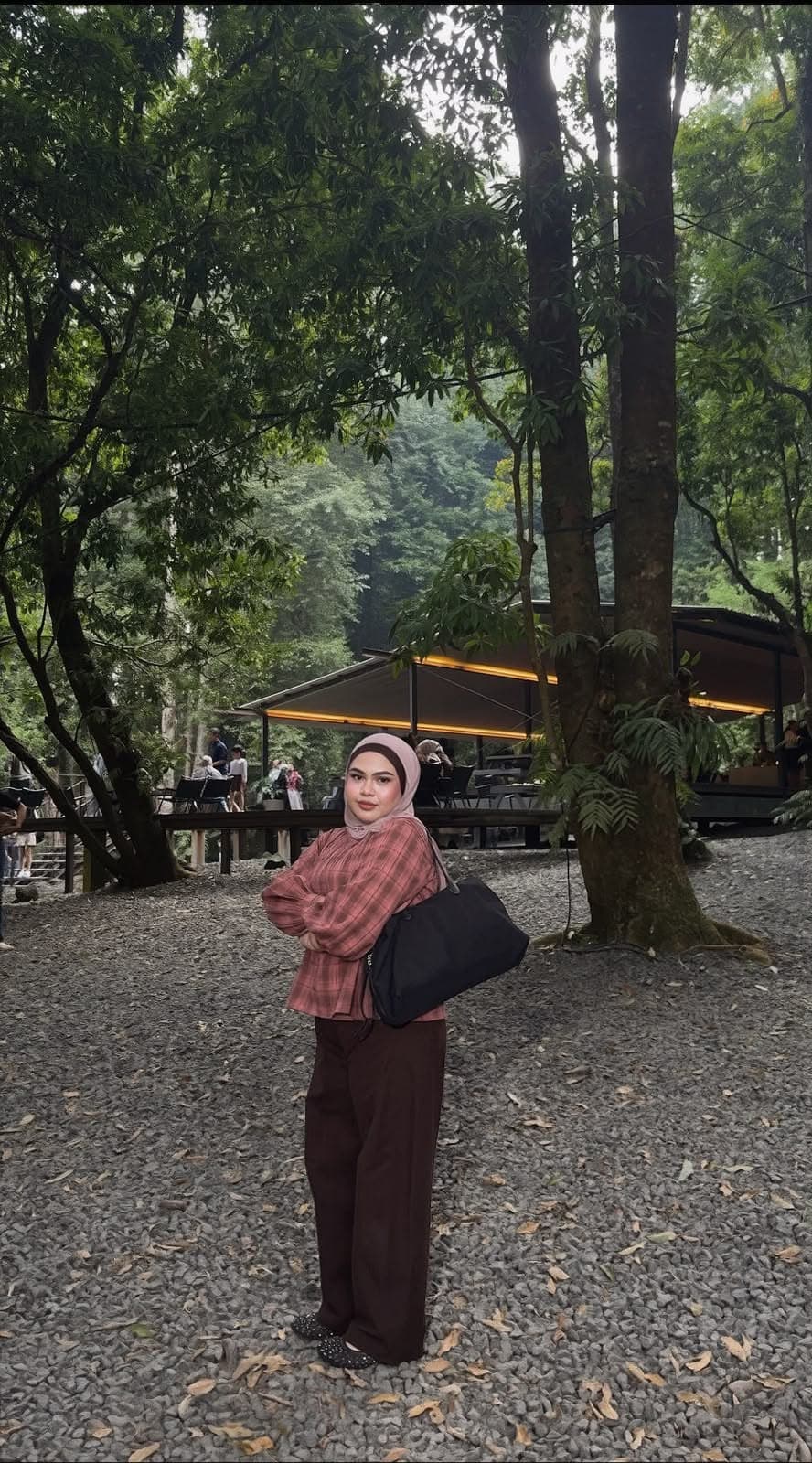 Buyer membawa produk tas dari pre-order Serahin